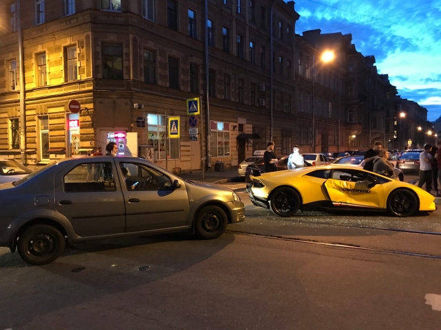 В центре Петербурга водитель Renault врезался в Lamborghini