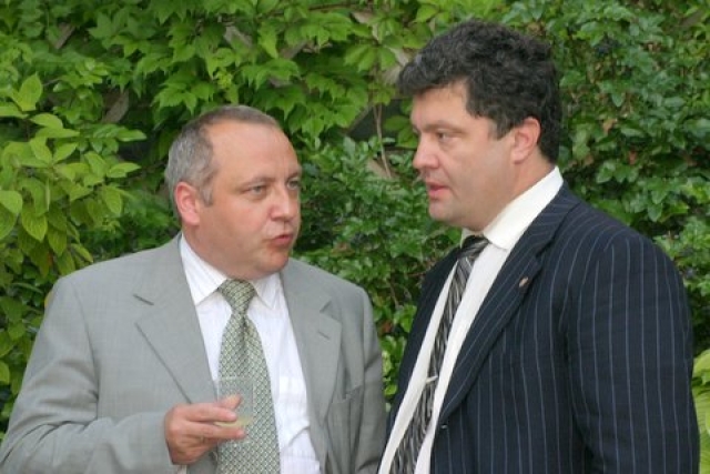 Порошенко (справа) и Игорь Гринев в американском посольстве в Киеве. 2005