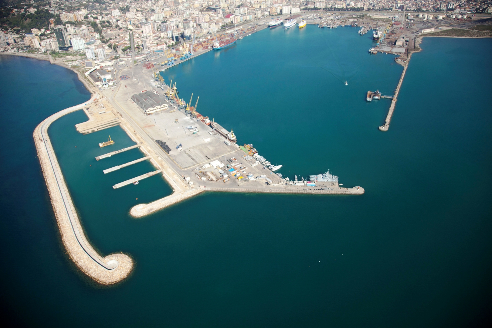 Албания готова предоставить Косово порт Дуррес