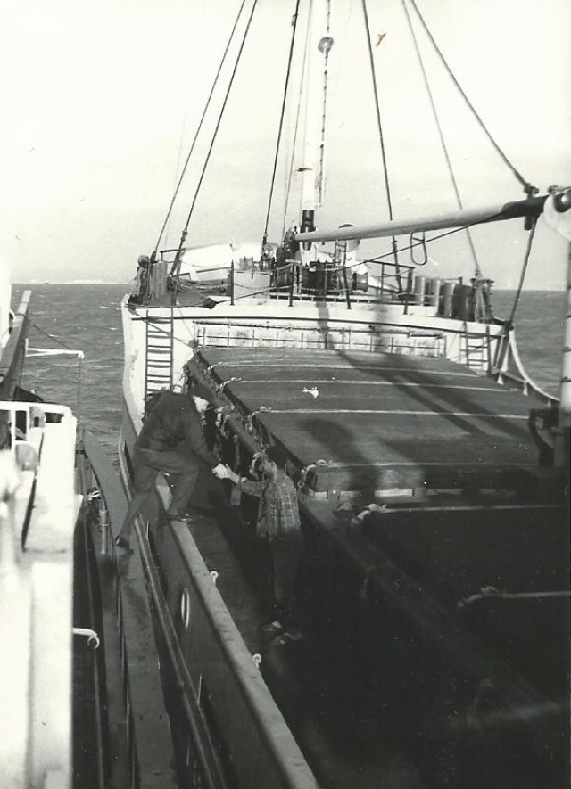 Лоцман перепрыгивает с борта лоцманского катера на борт судна