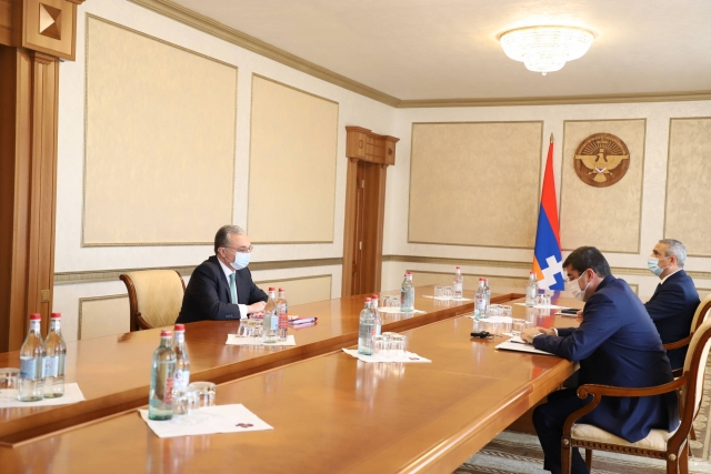 Зограб Мнацаканян на встрече с президентом Арцаха Араиком Арутюняном 