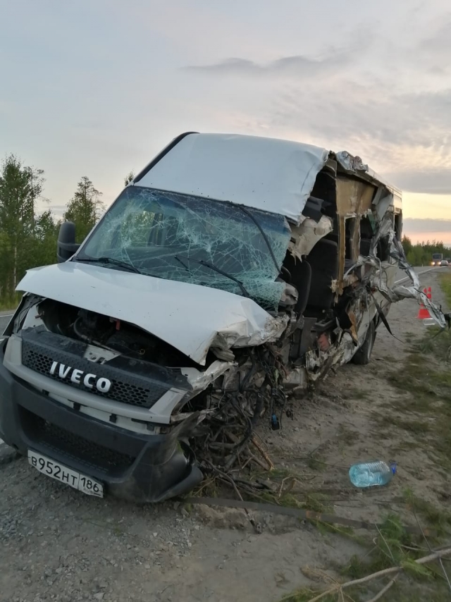 На Ямале грузовик раздавил микроавтобус: один человек погиб, семеро ранены