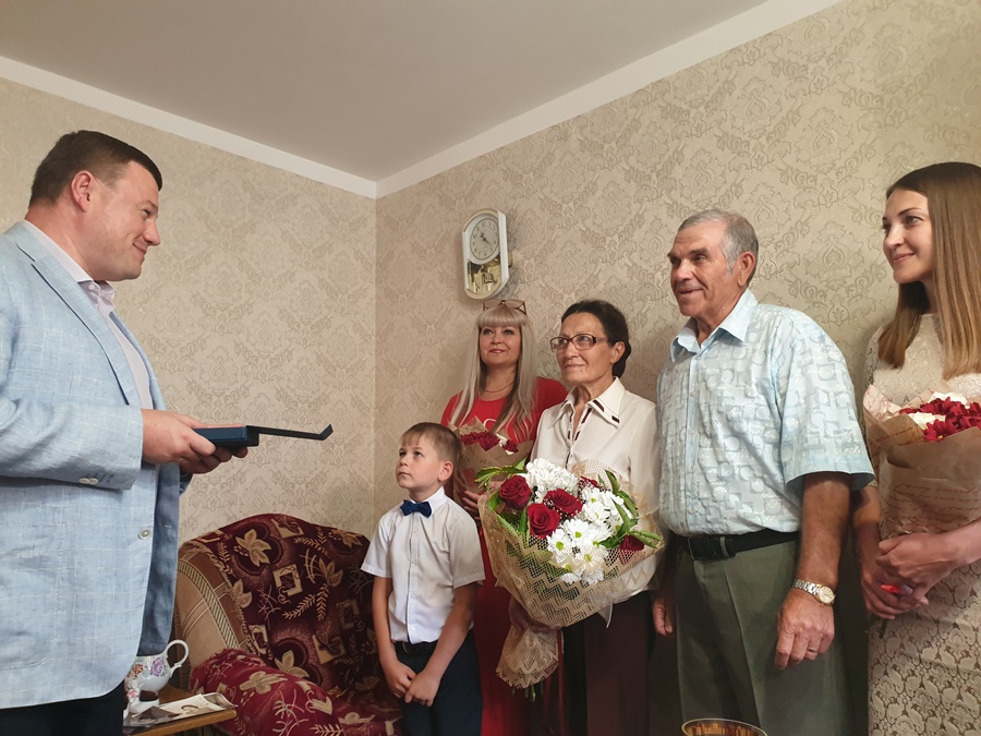 Тамбовский губернатор вручил семье из Уварова медаль «За любовь и верность»