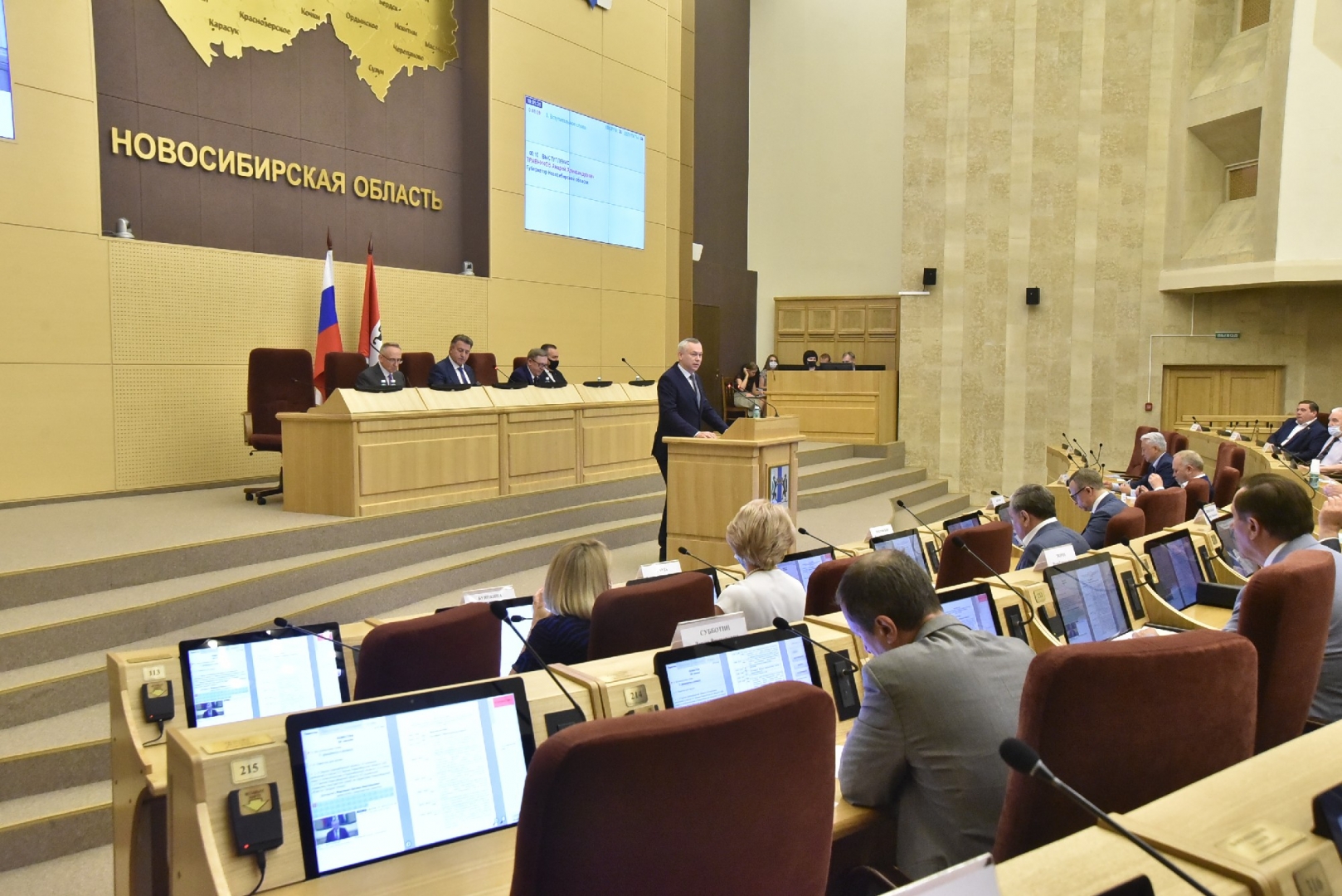 Травников отметил конструктивное взаимодействие депутатов и правительства