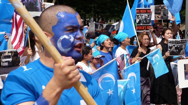 Антикитайская акция протеста Уйгуров с флагами «Восточного Туркистана». Вашингтон
