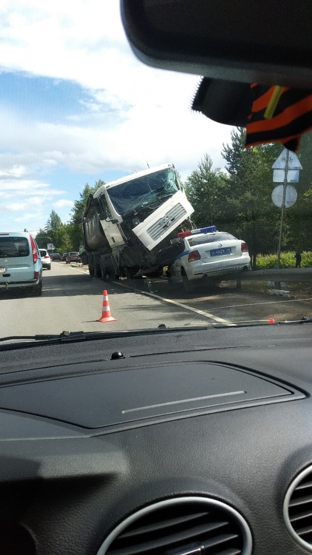 В массовом ДТП в Ленобласти машина ГИБДД оказалась под колесами грузовика