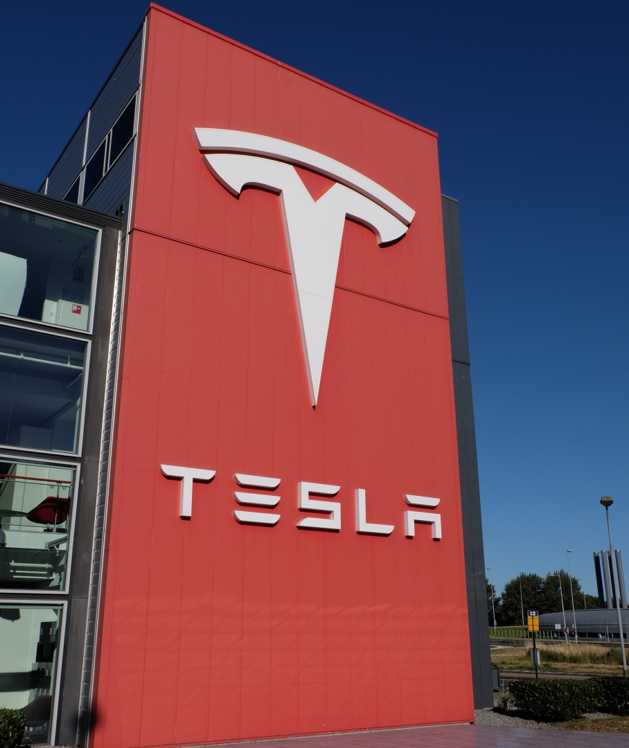 Инвесторы поставили рекордную сумму против Tesla