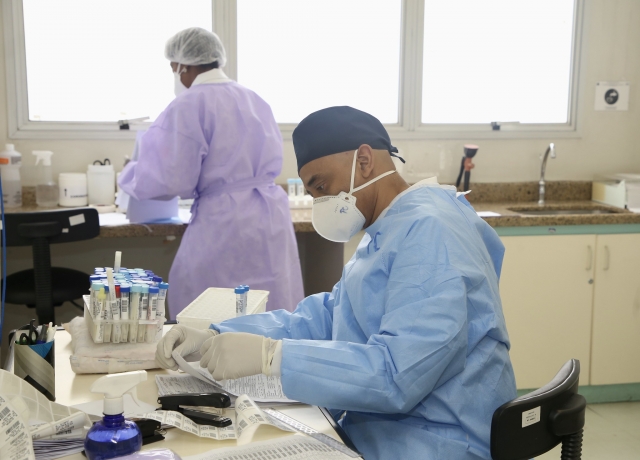 Лаборатория по исследованию на коронавирус в Бразилии