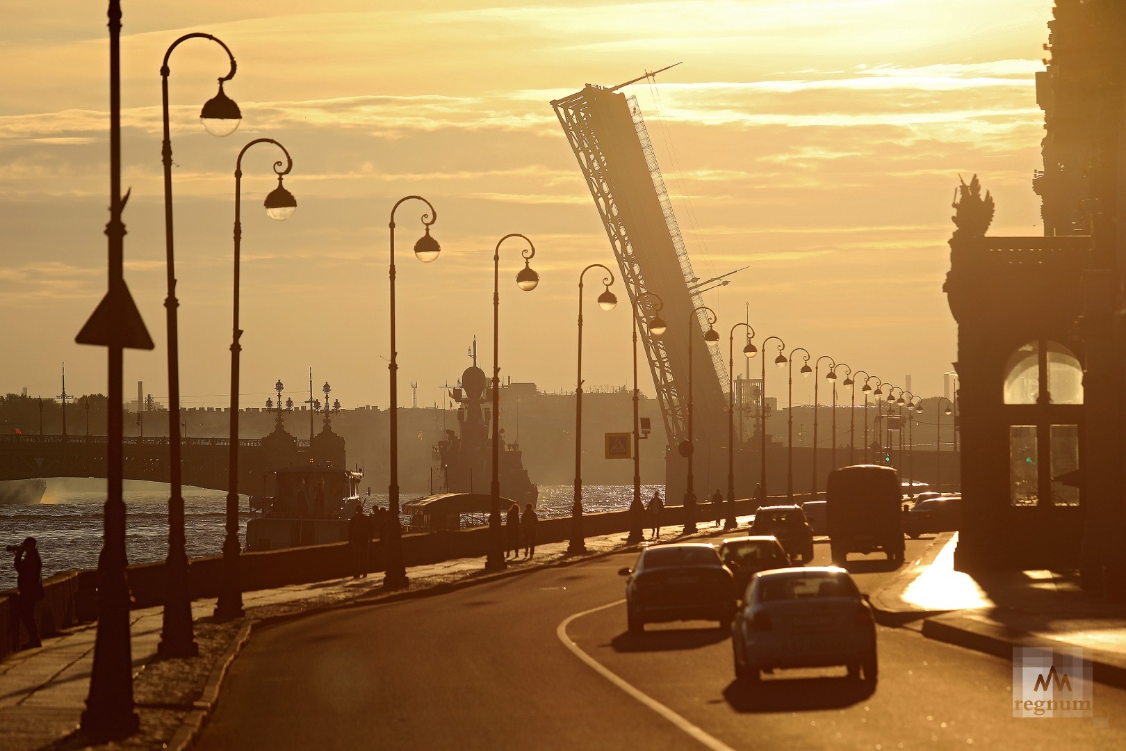 22 июня мост. Литейный мост. Мост лейтенанта Шмидта в Санкт-Петербурге тоннель. Большой Крестовский мост разводится. Литейный мост в Санкт-Петербурге сейчас парад карта.