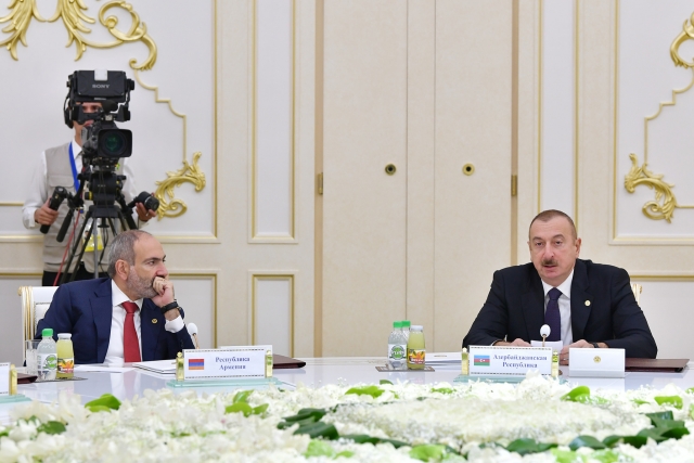 Никол Пашинян и Ильхам Алиев на заседании Совета глав стран СНГ в Ашхабаде 
