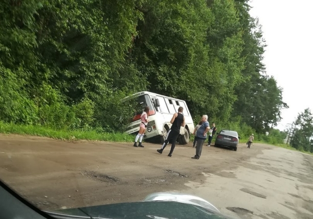 В Ярославской области рейсовый автобус попал в аварию