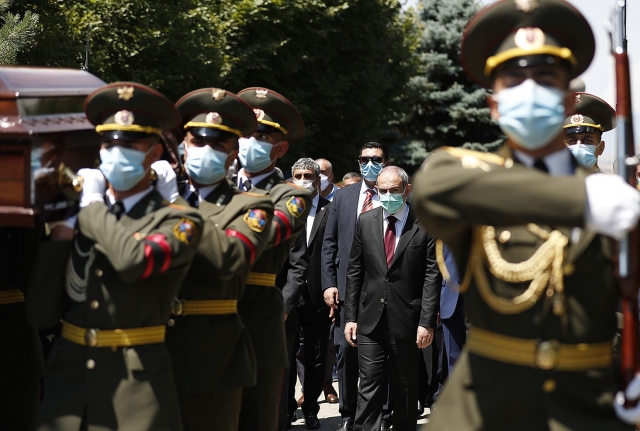 Никола Пашинян принял участие в церемонии похорон майора Гаруша Амбарцумяна, погибшего при обстреле на карабахской границе