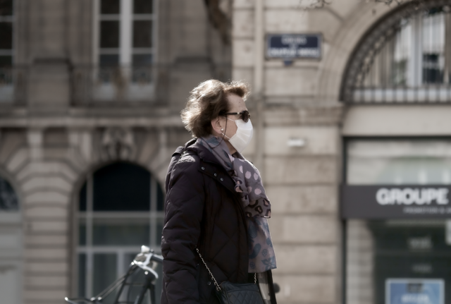 Женщина в маске во Франции