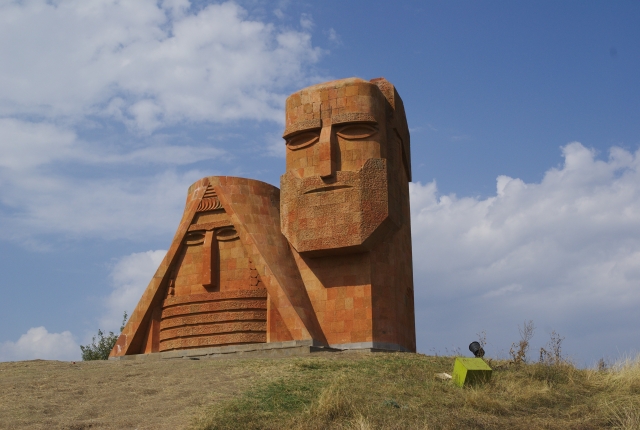 Монумент «Мы — наши горы» в Нагорном Карабахе