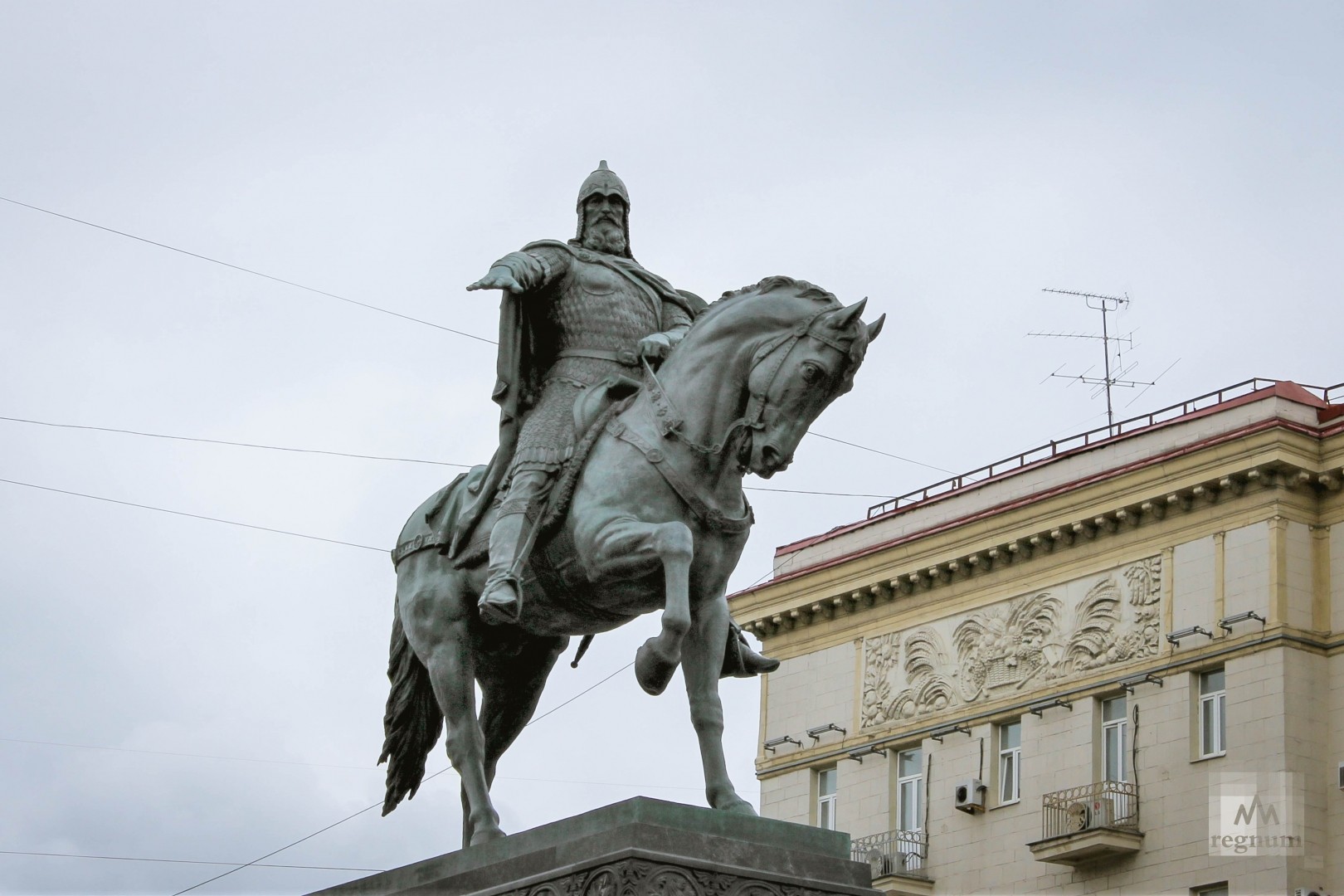 Памятник юрию долгорукому в москве фото