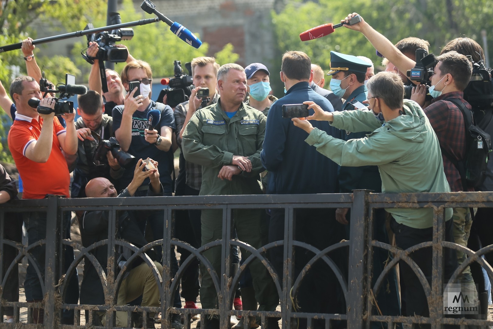 Красивые журналисты окружили военного