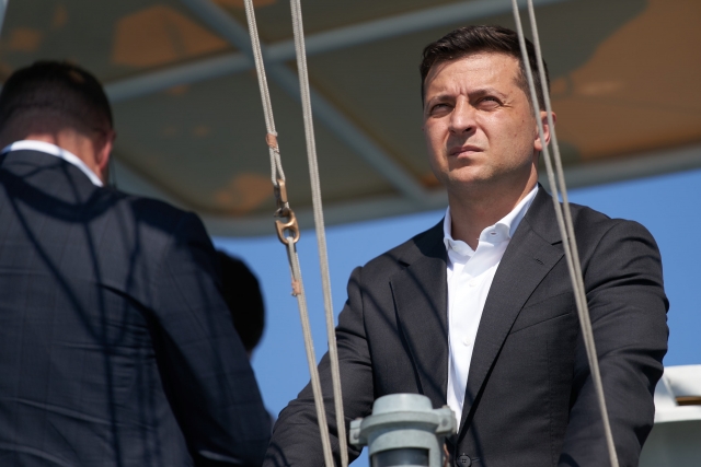 Владимир Зеленский наблюдает за танкером «Дельфи». Июль 2020