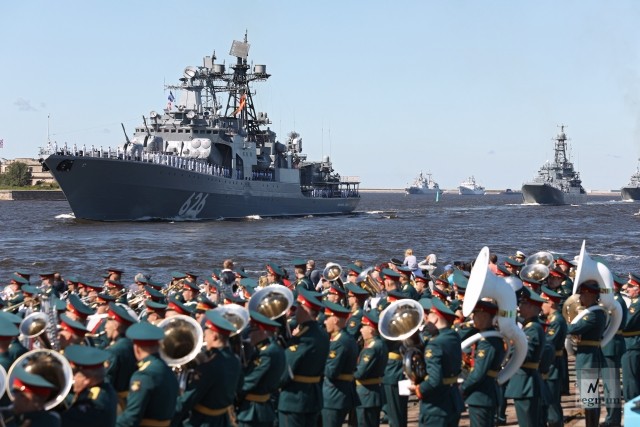 Большой противолодочный корабль «Вице-адмирал Кулаков» во время Главного военно-морского парада