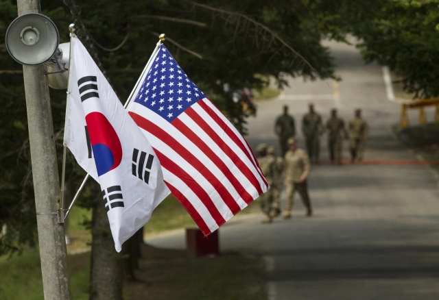 Флаги США и Южной Кореи 