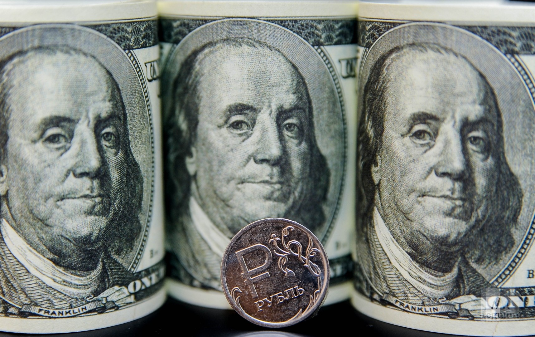 Экономист не исключил падения доллара до 55 рублей