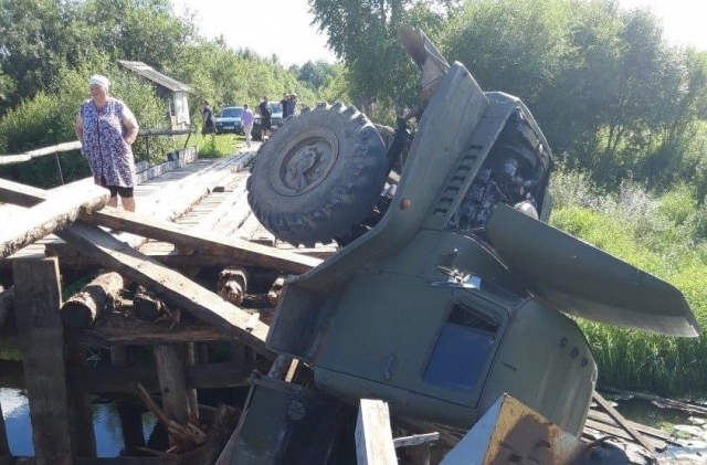 В Костромской области под «Уралом» рухнул деревянный мост