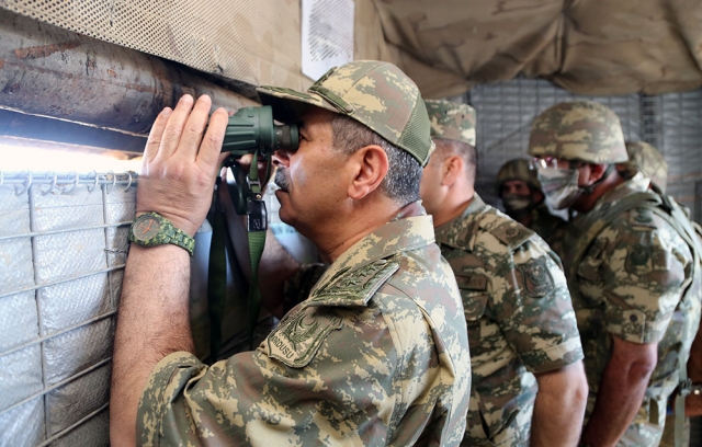 Министр обороны Азербайджана посетил передовые подразделения 