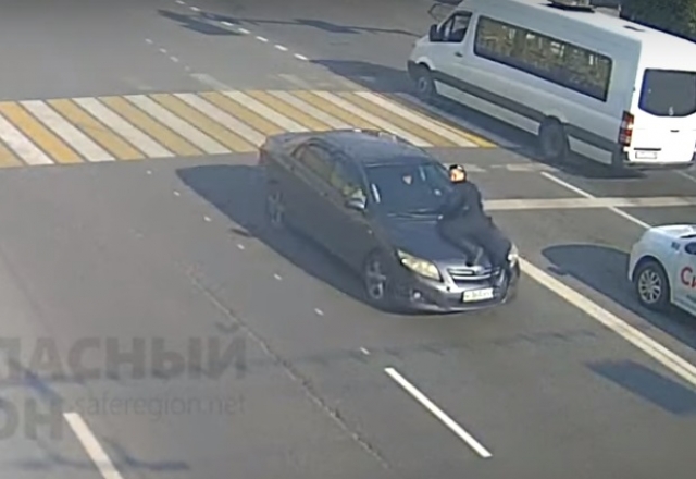 В Ярославле должник уехал на арестованном автомобиле с приставом на капоте