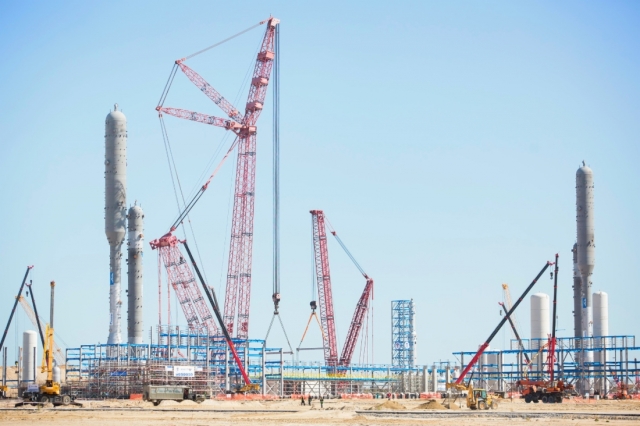 Монтаж крупнотоннажного оборудования на строительной площадке Амурского газоперерабатывающего завода 