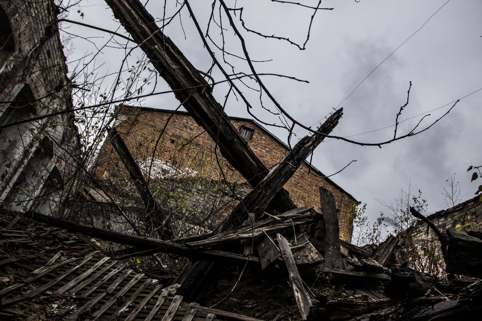 В Челябинске после урагана сотни людей остались без света
