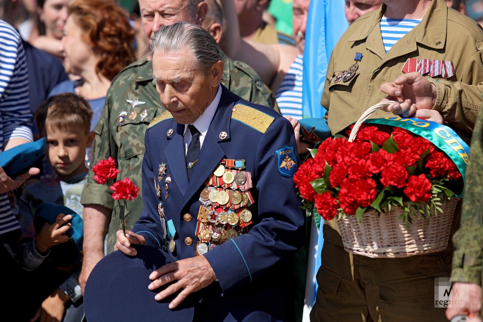 Фото возложения цветов к вечному огню