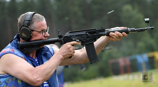 Ак снайперская винтовка. Снайперское стрельбище. Выстрел м 16. Спортивная винтовка для тира. Соревнования по практической стрельбе.