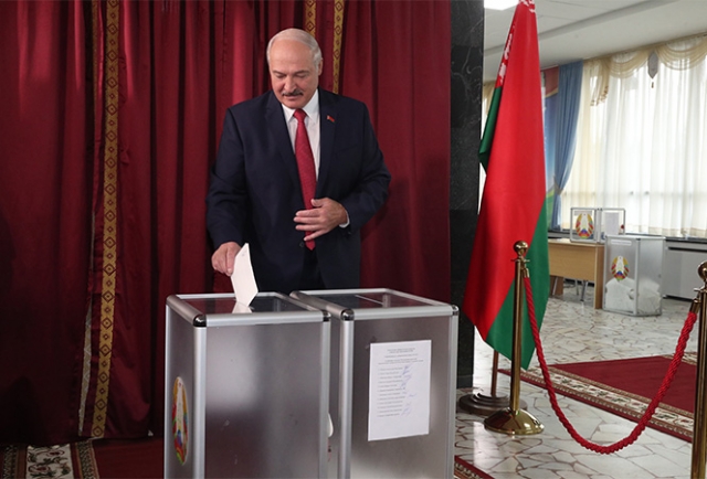 Александр Лукашенко голосует 