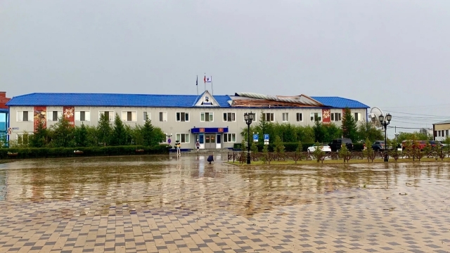 На Ямале ураган повредил крышу районной администрации