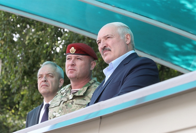 Alexander Lukashenko durante uma visita à unidade militar 3214 das tropas do Ministério do Interior, 28 de julho de 2020