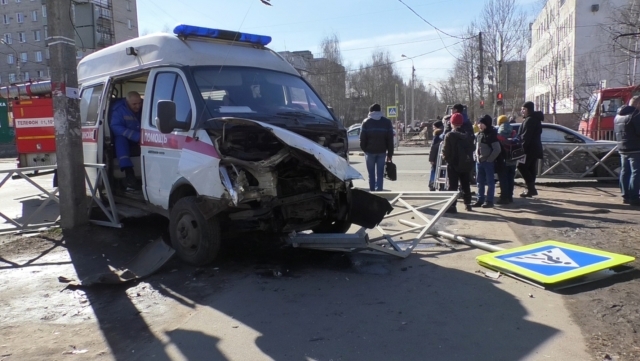 В Ярославле суд наказал водителя, не пропустившего скорую