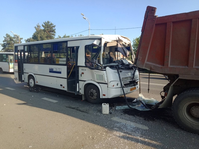 В Тюмени рейсовый автобус попал в массовое ДТП — есть пострадавшие