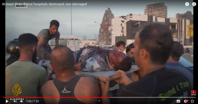 Погрузка раненых после взрыва в Бейруте