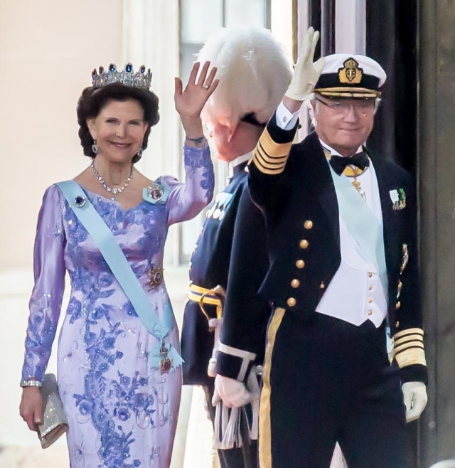 Королева Сильвия и король Карл XVI Густав по пути к замковой церкви. Швеция 