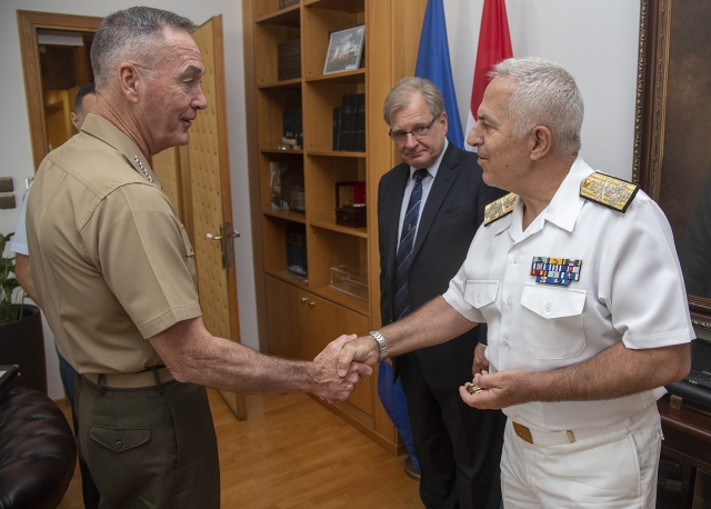 General do Corpo de Fuzileiros Navais dos Estados Unidos Joe Dunford (à esquerda) encontra-se com o almirante da Marinha Grega Evangelos Apostolakis (à direita) 