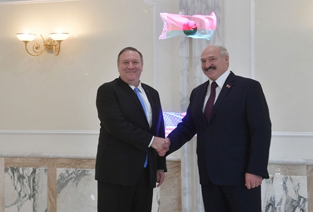 Alexander Lukashenko e Mike Pompeo 