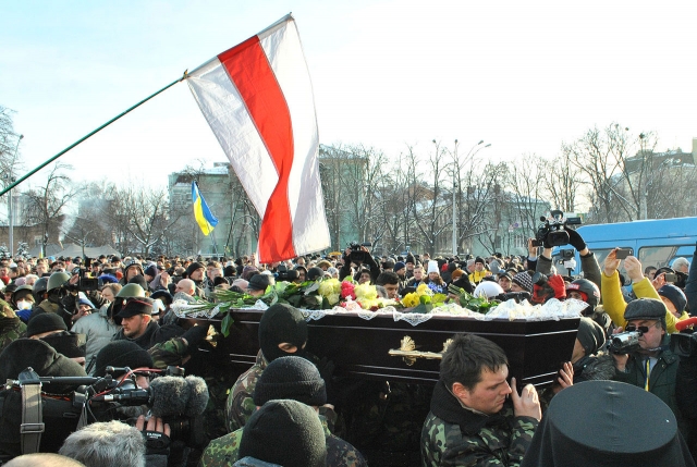 A procissão fúnebre com o caixão de Mikhail Zhiznevsky passou da Catedral com Cúpula Dourada de Mikhailovsky para Maidan Nezalezhnosti 