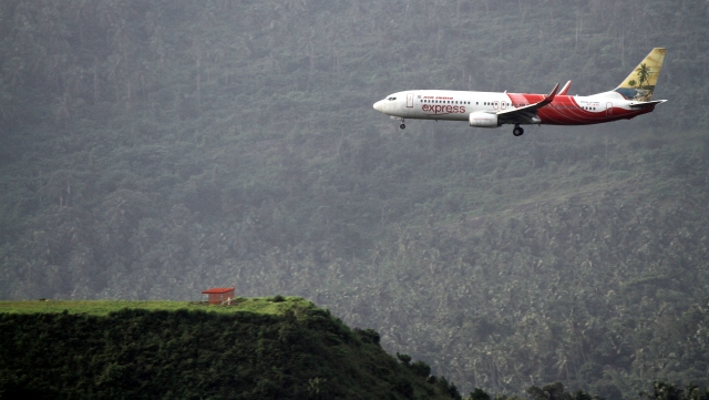 Авиационные власти Индии подтвердили крушение самолёта в аэропорту Каликута