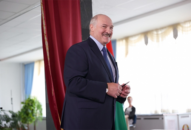 Александр Лукашенко на избирательном участке 