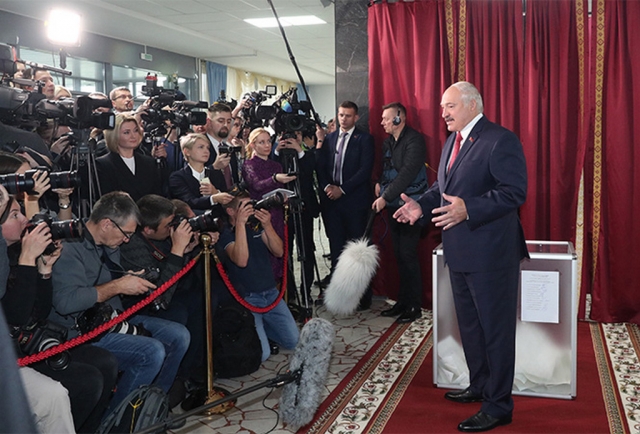 Alexander Lukashenko na seção eleitoral 