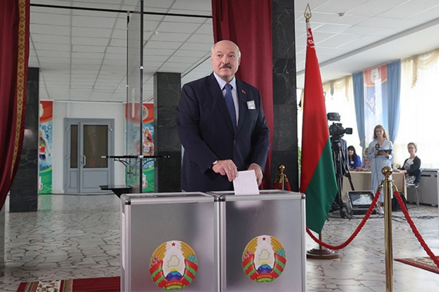 Александр Лукашенко на избирательном участке в день выборов президента Белоруссии 