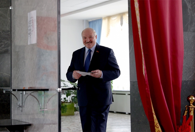 Alexander Lukashenko na seção eleitoral 