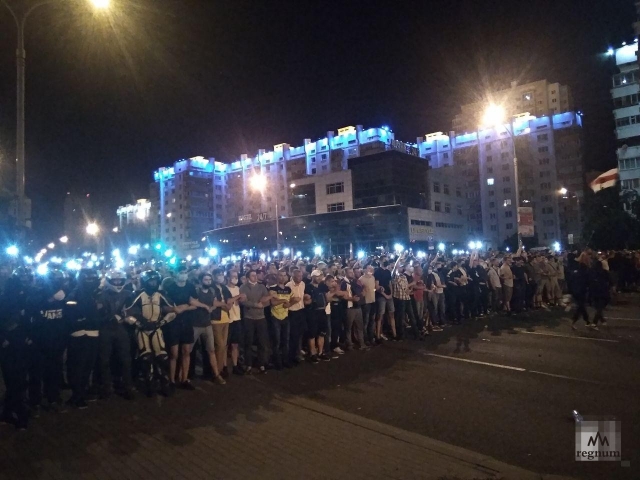 Marcha da oposição bielorrussa na Avenida Pobediteley 