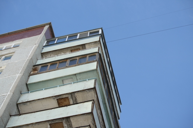 В Саратовской области после падения с балкона погибла пожилая женщина