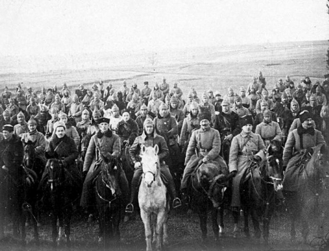 Soldados do 1º Exército de Cavalaria após um avanço na Frente Sul através do Istmo de Chongar até a Crimeia.  1920 anos