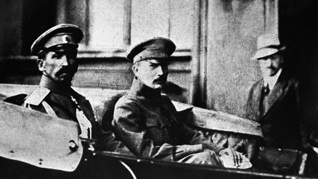 General Lavr Karnilov (esquerda) e líder do Partido Socialista Revolucionário Boris Savinkov (centro)